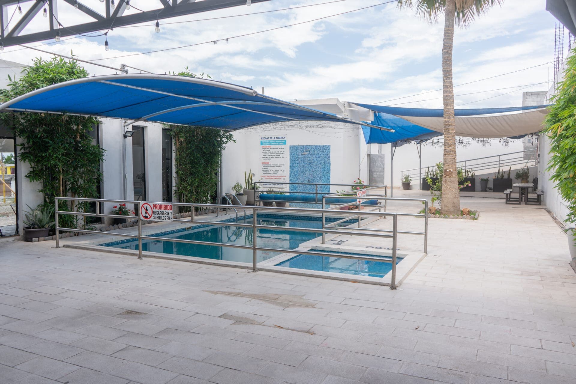 Salón de Palapa Sofía decorado con luces para un evento