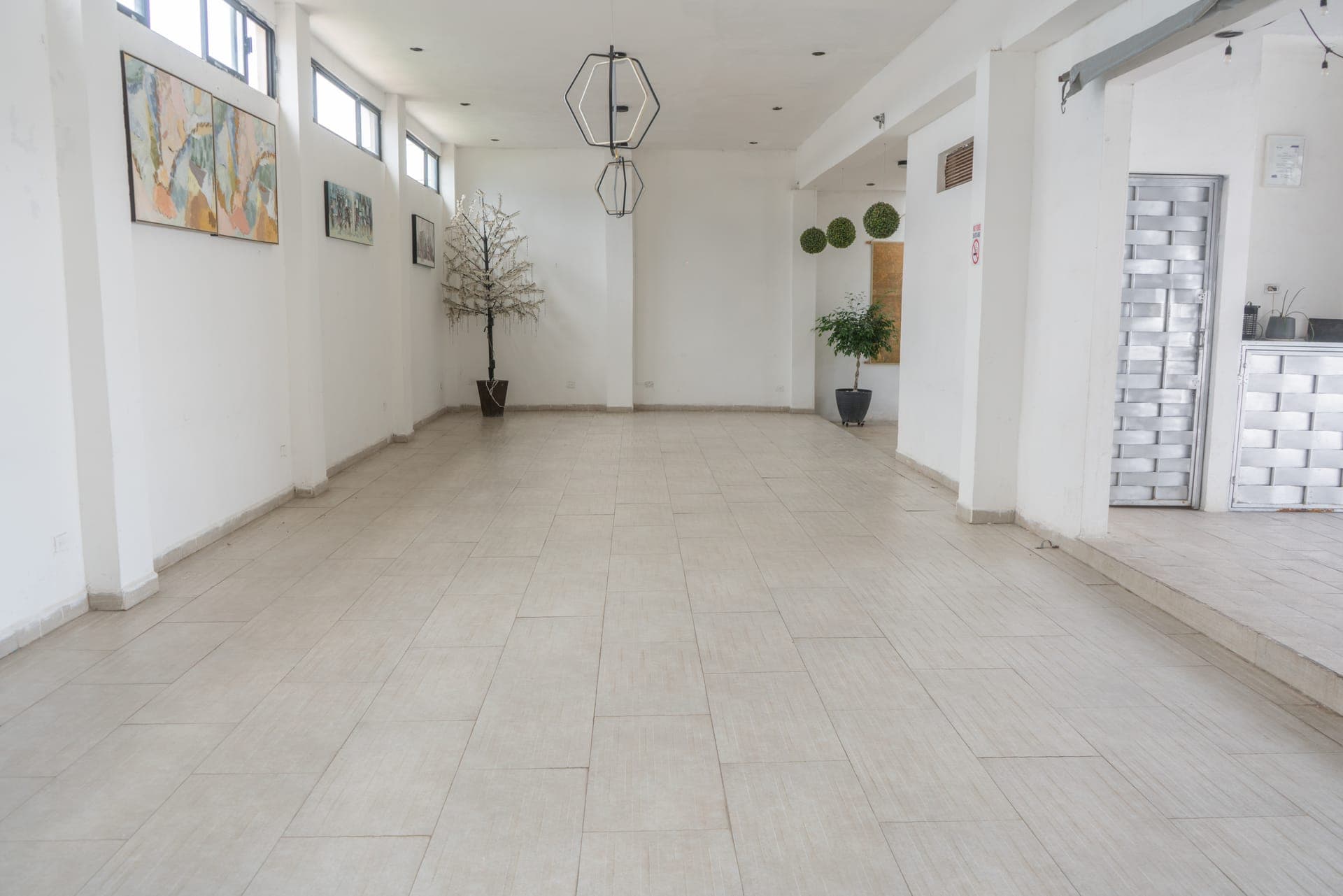 Pista de baile iluminada en el salón