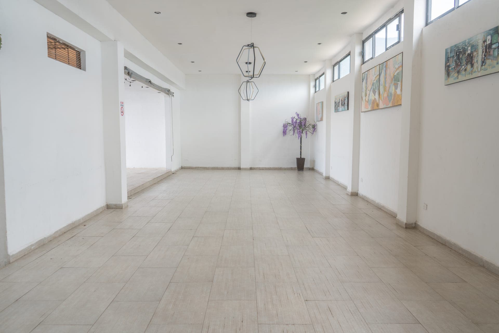 Área techada del salón lista para la celebración