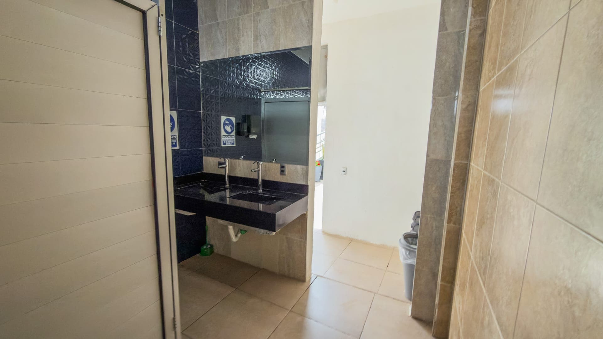 Zona de alberca iluminada